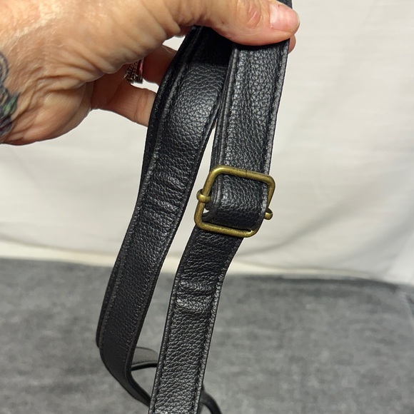 Elegant Black Crossbody Bag with Gold Details - Picture 7 of 9